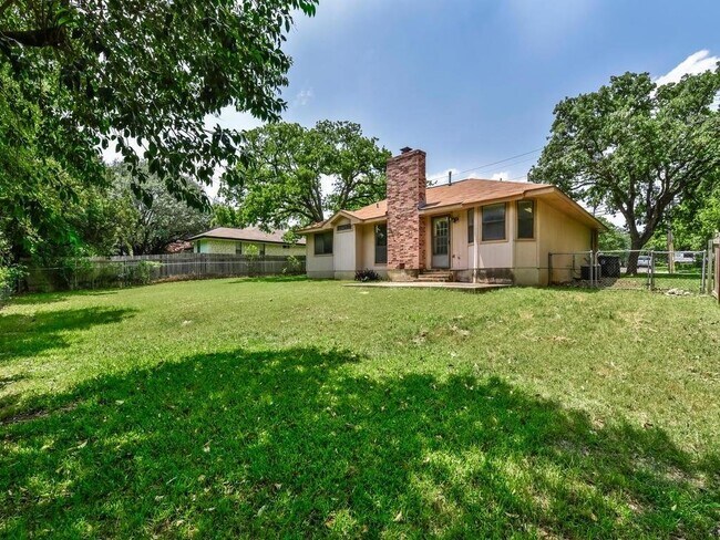 Building Photo - 506 Lakeway Dr