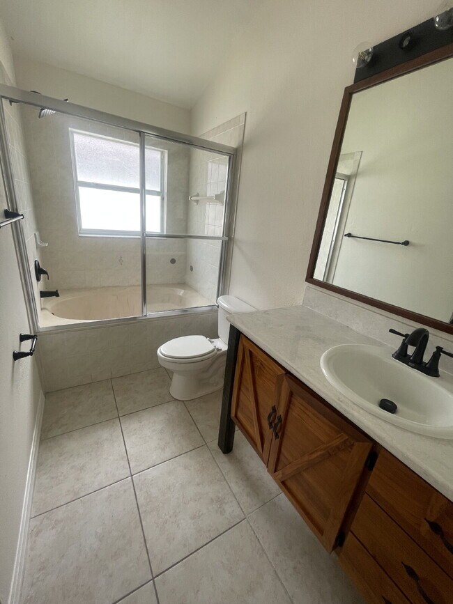 Building Photo - 4 Bedroom, 2 Bathroom Home in St. Cloud - Spacious 1612 Sq Ft