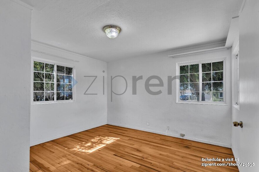 Building Photo - Unit