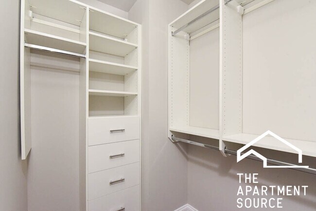 Building Photo - 827 W Lakeside Pl