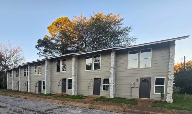 Building Photo - Newly Remodeled 2/1.5 Townhouse in Newport!