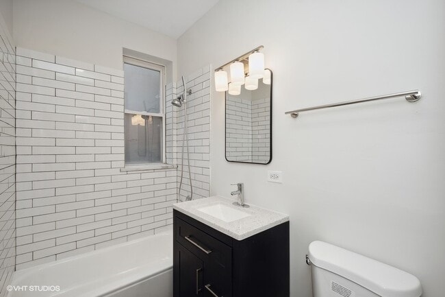 Building Photo - 640 E 51st St