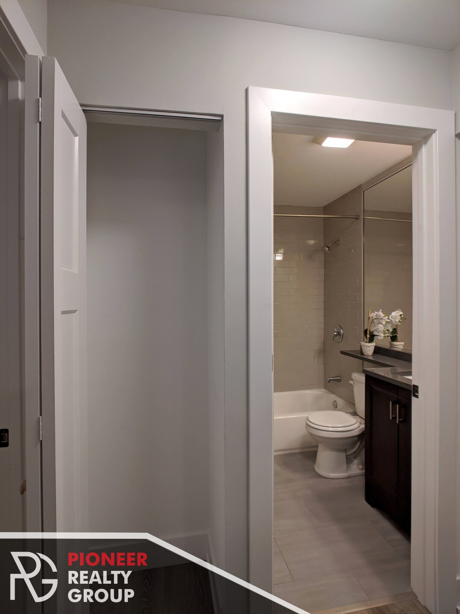 Building Photo - 542 W Surf St