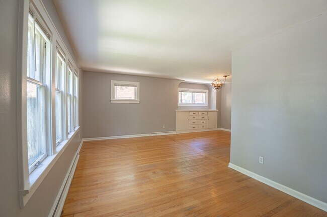 Building Photo - 2 Bed Home in the Heart of Whitefish Bay