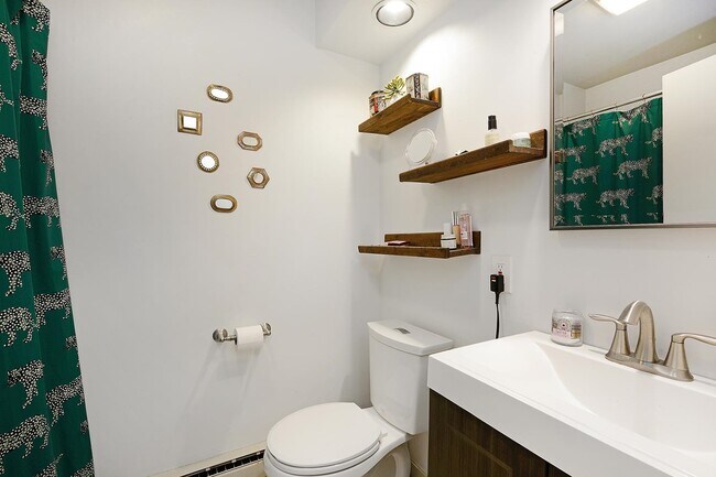 Building Photo - 203 Madison St