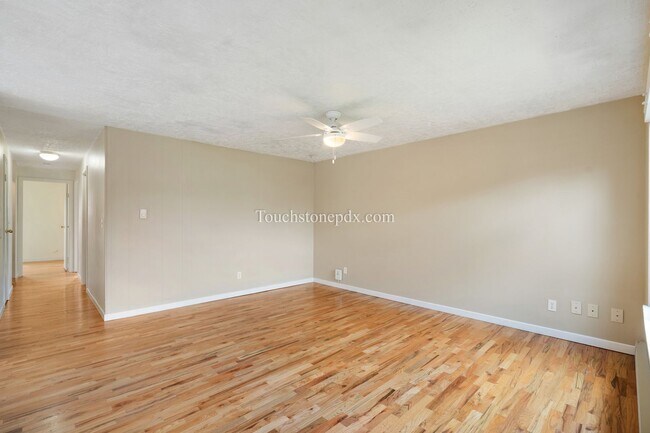 Building Photo - Quaint 3BD/1BA Home Near Mt. Tabor