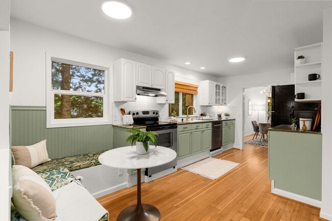 Building Photo - Charming 3 Bed / 1.75 Bath Craftsman-Style...