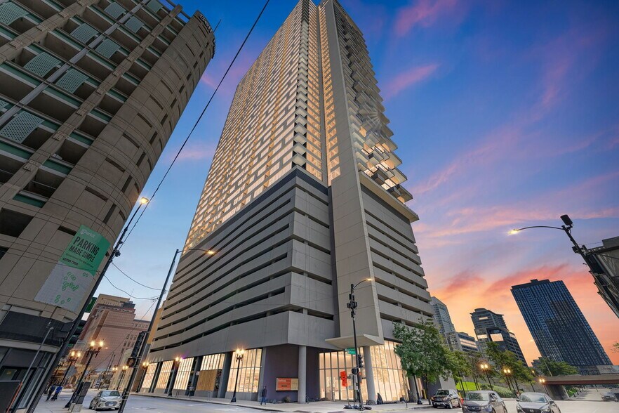 Building Photo - 235 W Van Buren St
