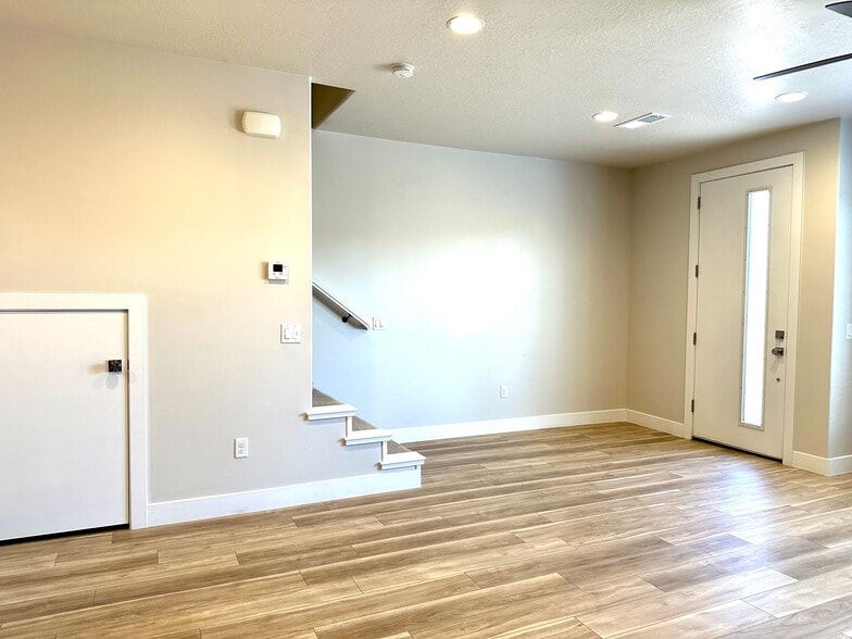 Building Photo - 819 S Black Alder Dr