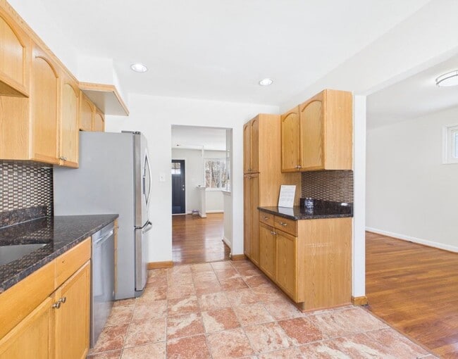 Building Photo - READY TO GO! 4 bed + 3.5 Baths - FRESH and ready