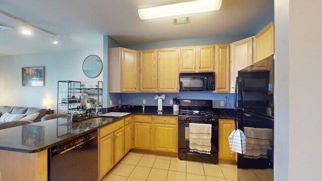 Building Photo - Top Floor Spacious One Bedroom W/Washer & ...