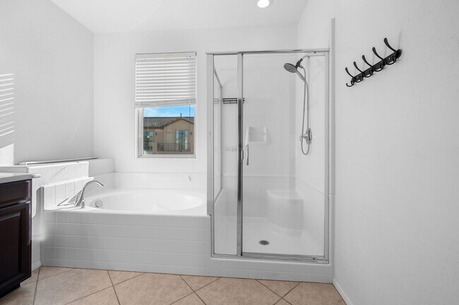 Building Photo - Well-Maintained 4-Bed, 3-Bath Home in Gated Community