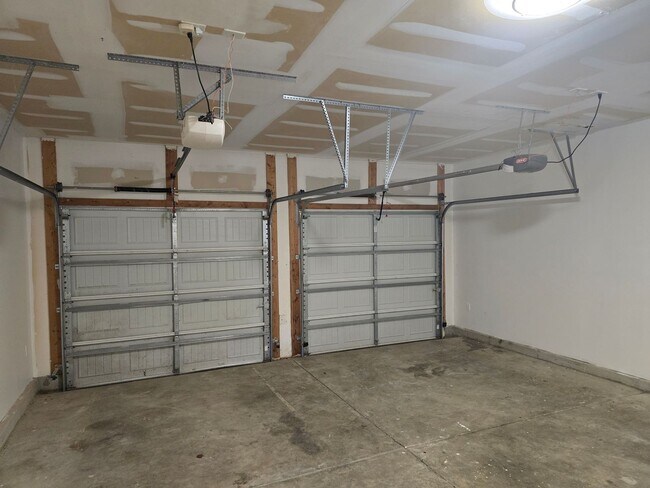 Building Photo - Beautiful 3 Bed 3 Bath Home in Amberly – Prime Triangle Location!