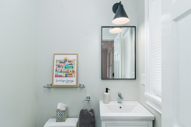 Building Photo - 99 W Circular St