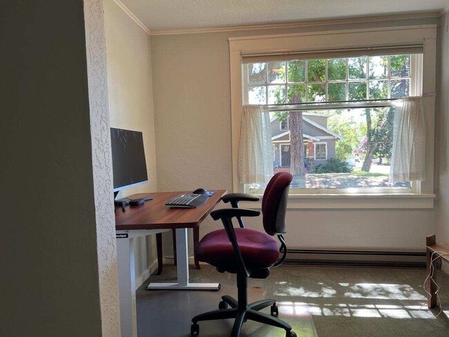 Building Photo - Charming Historical Home, Desirable Downtown Location. Flexible Lease Terms, 30-day Min. All Util...