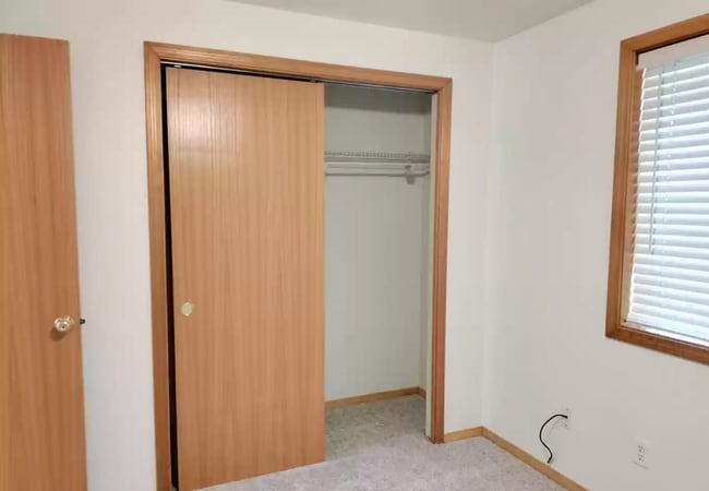 Building Photo - Spacious, updated home with A/C in SW Bend!