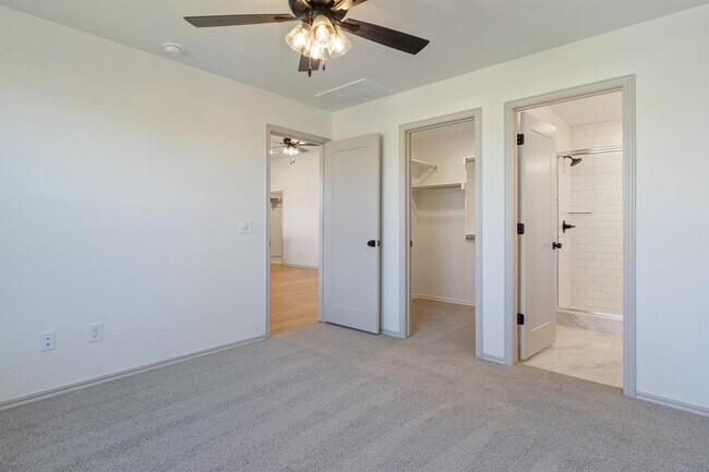 Building Photo - 417 Haven St