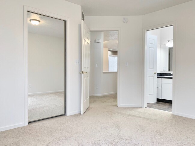 Building Photo - Four Bedroom Home in Kentwood