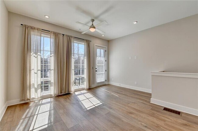 Building Photo - 1274 Longreen Ter NW