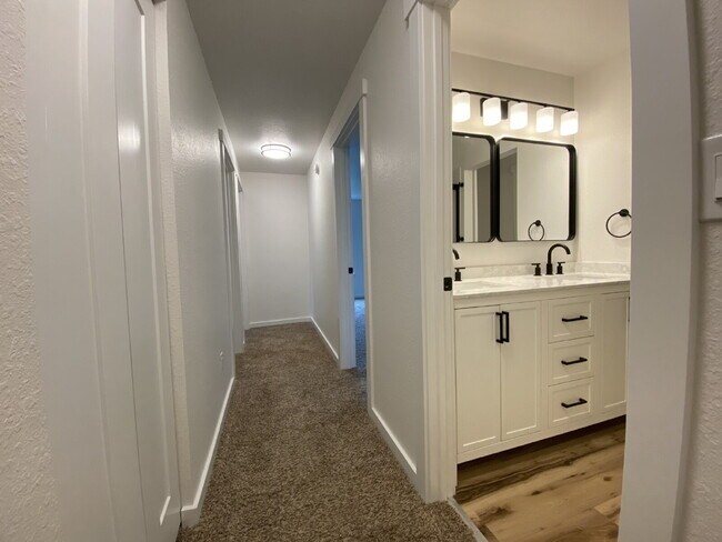 Building Photo - Spacious 3-Bedroom Remodeled Townhome in F...