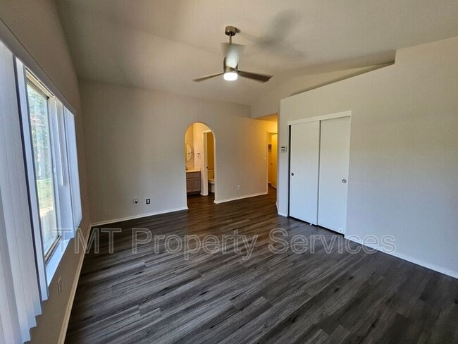 Building Photo - 3533 Des Moines Dr
