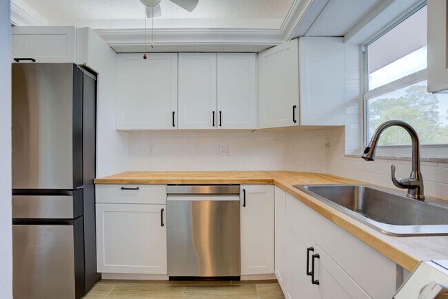 Building Photo - 18081 SE Country Club Dr
