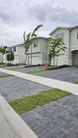 Building Photo - 4329 Pond Lily Ln