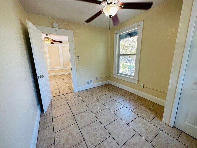 Building Photo - 3/1 2nd Story Duplex - Newly Updated!