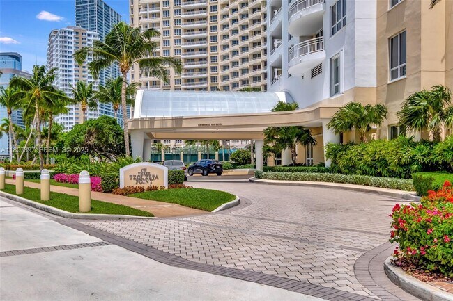 Building Photo - 848 Brickell Key Dr