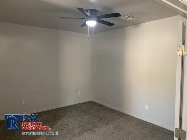 Building Photo - 4 Bedroom townhome
