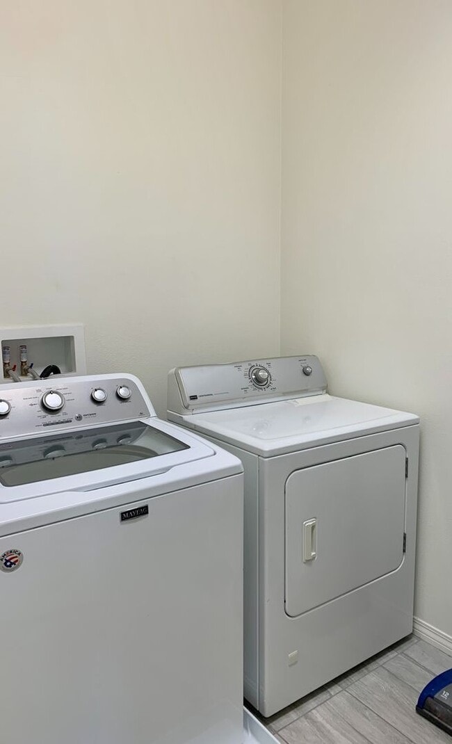 Building Photo - Townhome for rent at Bayside Landing in Im...