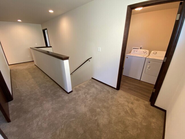 Building Photo - Newer, Spacious 5 Bedroom 3 Bed House!