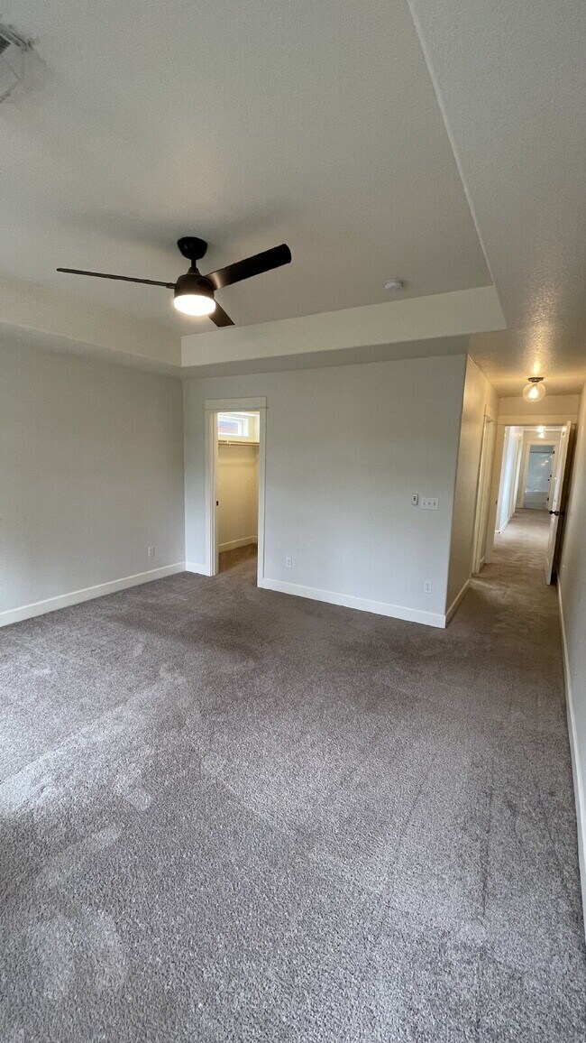 Building Photo - 3 Bedroom / 2.5 Bathroom Home with Attached Garage & Fenced Backyard
