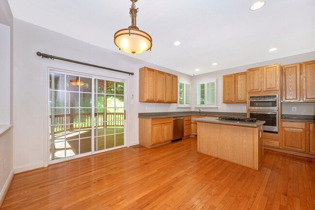 Building Photo - *Open House* 6/20 12-1 PM *