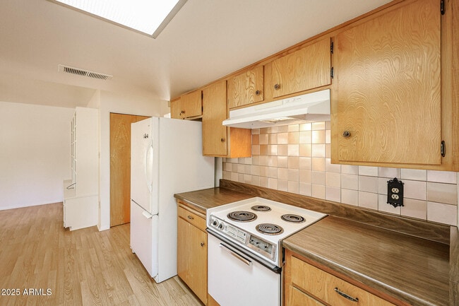 Building Photo - 2324 West Myrtle Ave