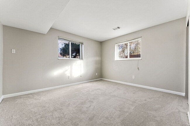 Building Photo - Updated Home in Windsor Park!