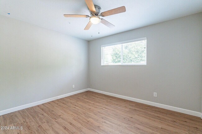 Building Photo - 110 W Seldon Ln