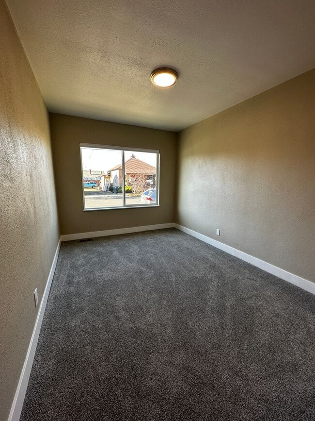 Building Photo - SW 6th Triplex