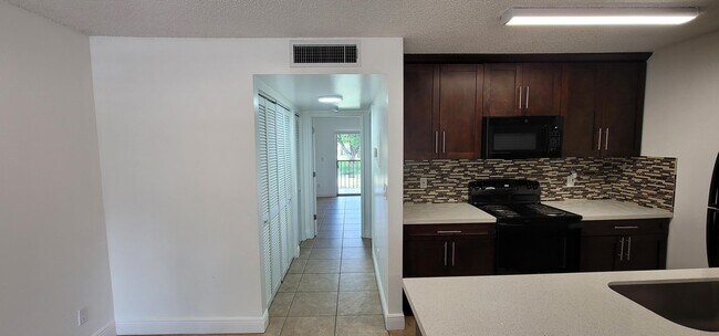 Building Photo - 1824 Meadows Cir W