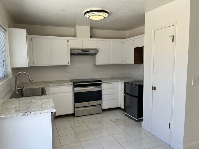 Building Photo - 311 Yosemite Dr