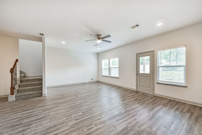 Building Photo - 914 Shady Ln