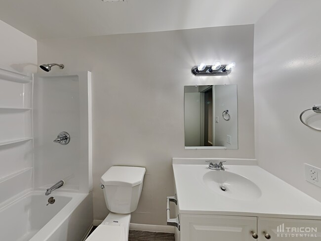 Building Photo - 1121 W 12th Pl