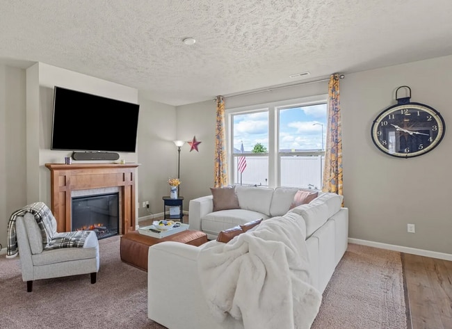 Building Photo - Beautiful Large Home on Corner Lot, Quincy!!