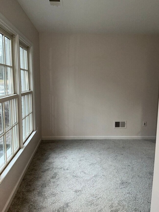 Building Photo - Beautiful 4BR 4.5BA 4 level townhome with 2 car attached garage located in the Fallsgrove Community