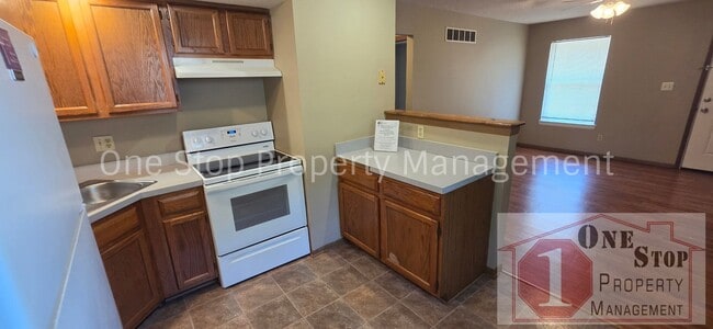 Building Photo - 3 Bedroom 2 Bathroom Duplex with 1 car garage in KCMO