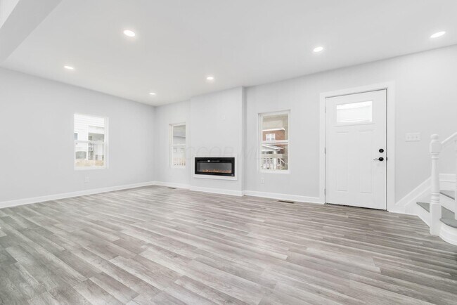 Building Photo - 905 Carpenter St