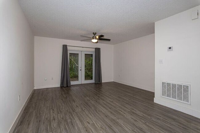 Building Photo - Charming 2BR/2.5BA Townhouse in the Heart of College Park!