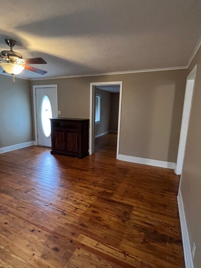 Building Photo - 341 W Main St