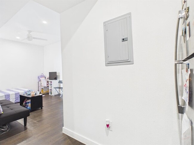 Building Photo - 1010 W 26th St