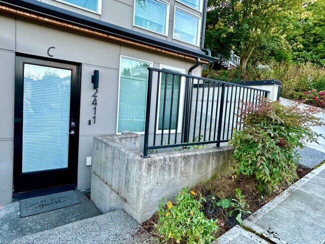 Building Photo - Magnolia newer 2Bed 2Bath Townhouse with Rooftop Deck